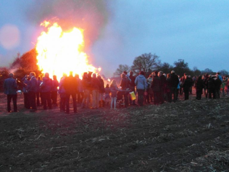 paasvuur met_menigte_