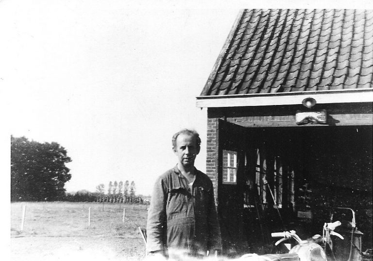 1. rudolf_voor_de_smederij_aug_1973