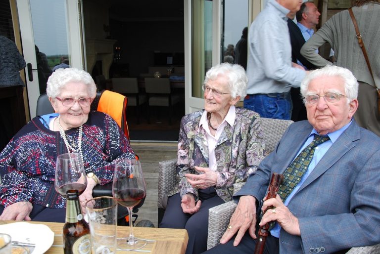 FOTO 6 drie bejaarde ten heggelers