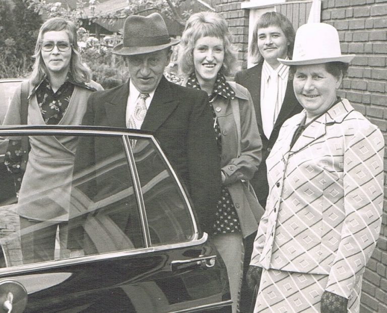 FOTO 10 gezin eetgerink bij auto