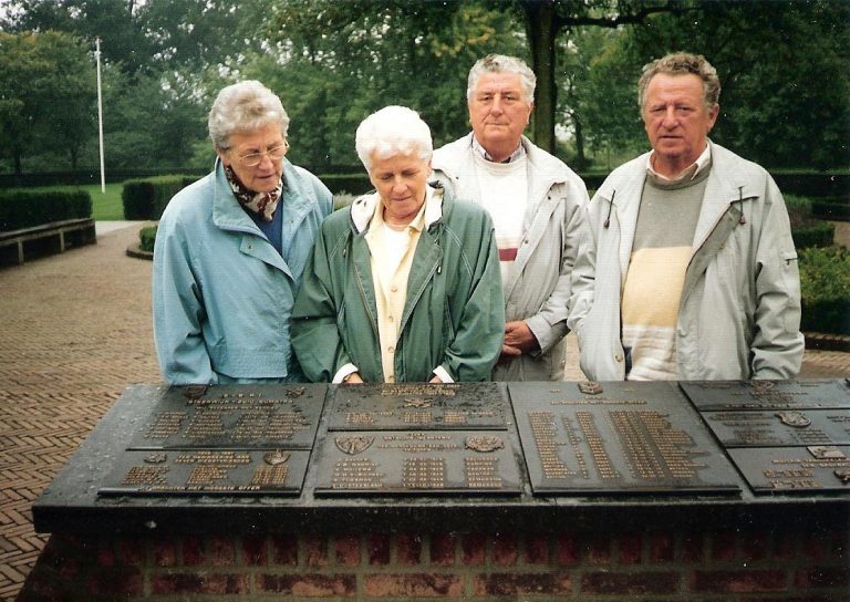 FOTO 9 fam bij gedenkplaat 001