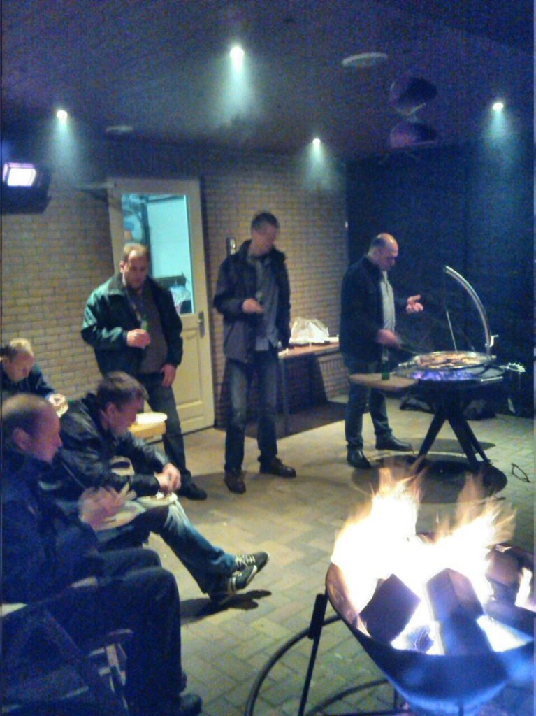 Stamgasten organiseren winterbarbecue café loopt leeg WegdamNieuws