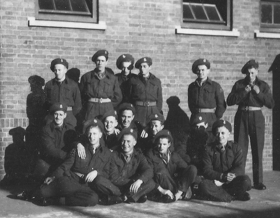 FOTO 5a gerhard tijhuis foto met peloton staand 2e van rechts