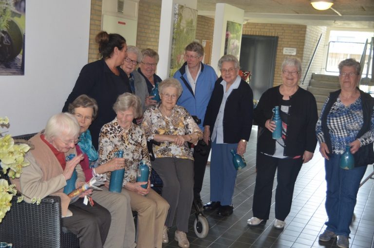 Rotink Kook Kado schenkt accessoires aan woonzorgvoorzieningen