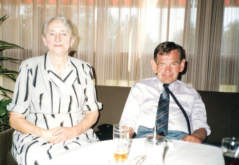 FOTO 7 jan varenrbink met zijn moeder 001