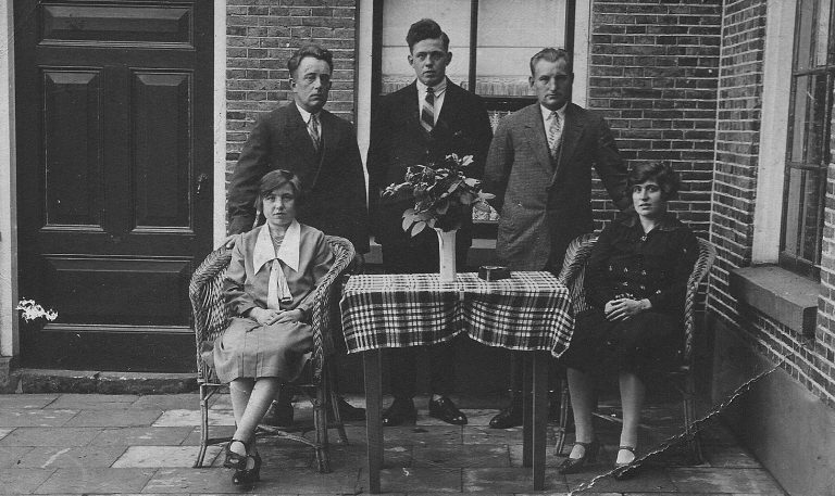 FOTO 4 de varenbrinks met oa arnold rechts boven naast hem bets brinkman