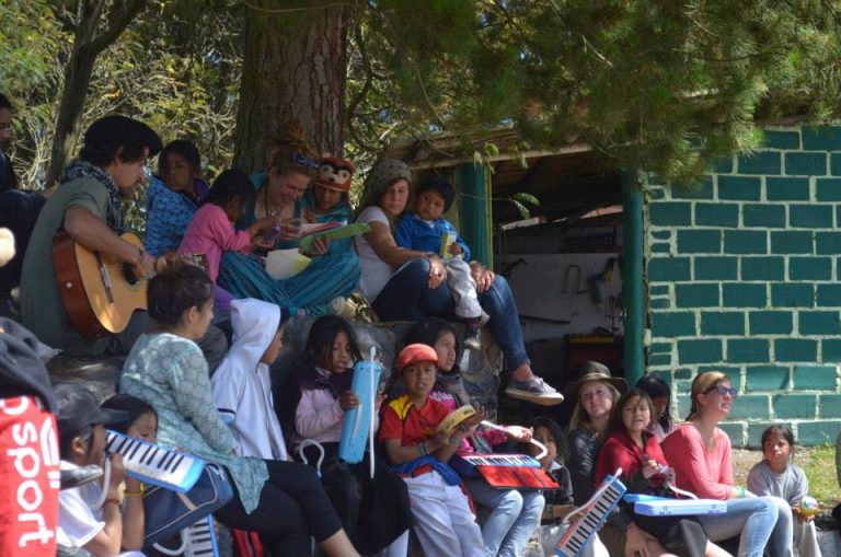 FOTO 6 Op het schooltje in Ecuador