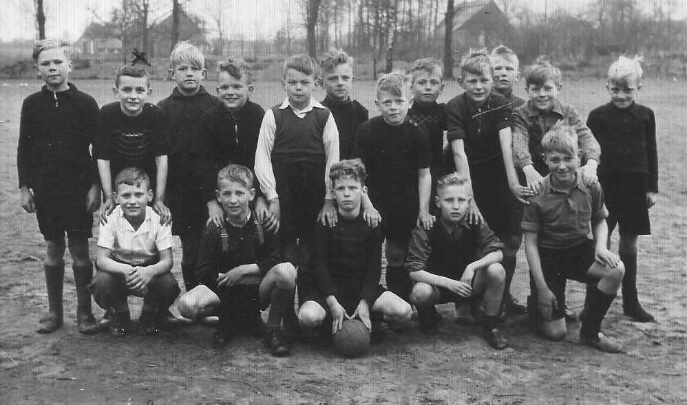 FOTO 5 jongensgroep voetballers bij ls 1949