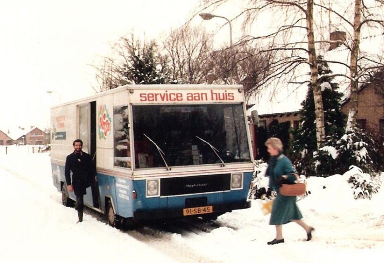 FOTO 2 mw waanders meldt zich bij gerard en zijn winkelwagen