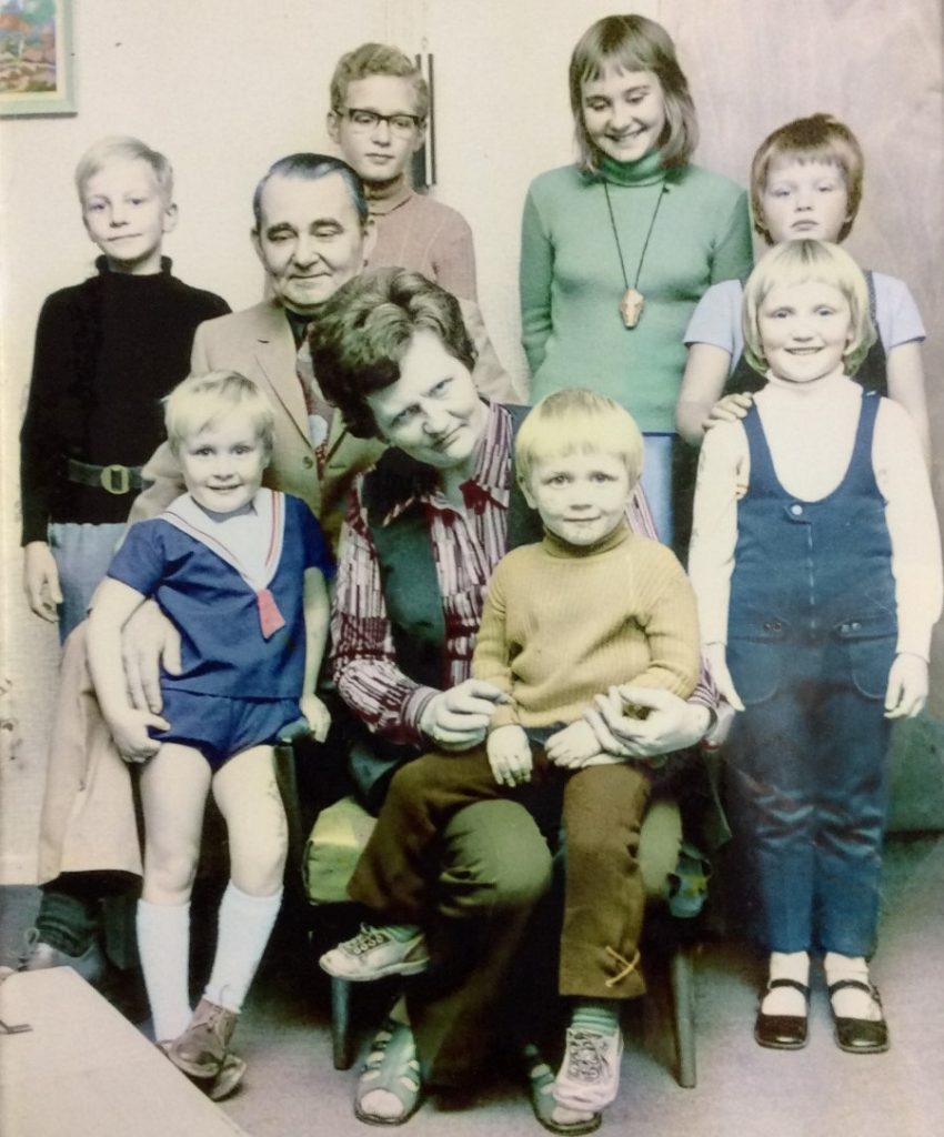 FOTO 7 gezin 1972-1973 Andre fons jos nico berndien lisette en sandra en Jan en Grada in het midden Custom