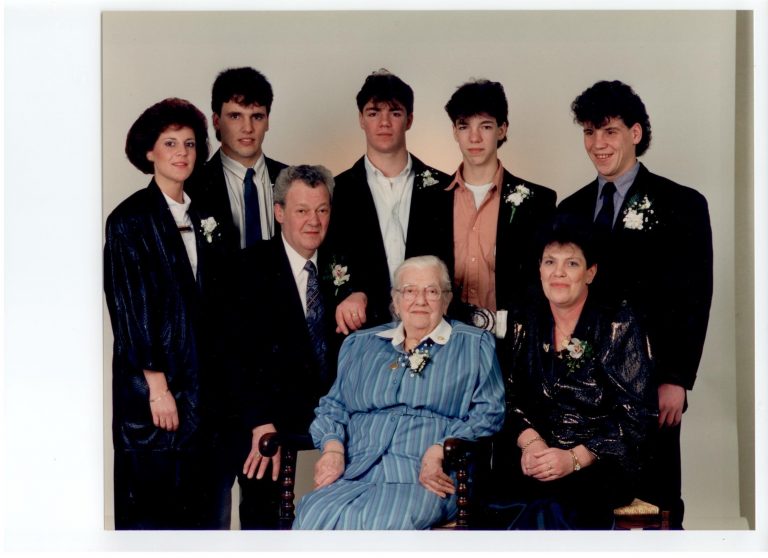 FOTO 2 Familie Brummelhuis vlnr Anita Mark Bennie Ignaat Stefan Andr tgv 25 jarig huwelijk Bennie en Christa 1990