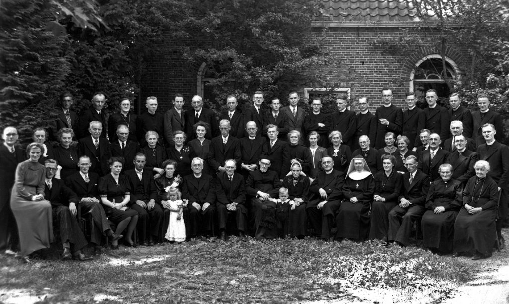 FOTO 12 Priesterfeest oom Bernard 1947 bewerkt