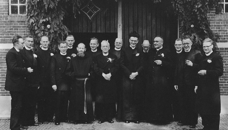 FOTO 10 medepriesters brum 25-6-54 met oa oom haarie bernard pierik heeroom vilsteren