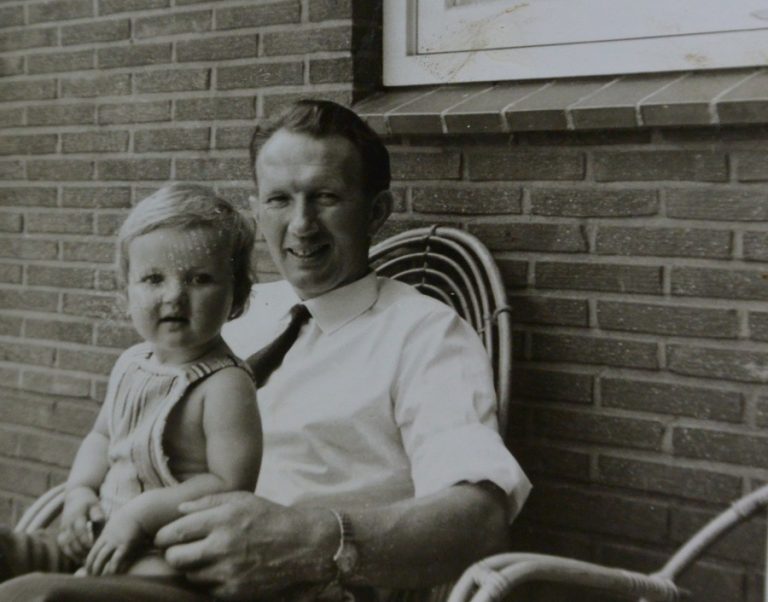 Ellen als klein meisje met mijn vader Bernhard Ottenschot