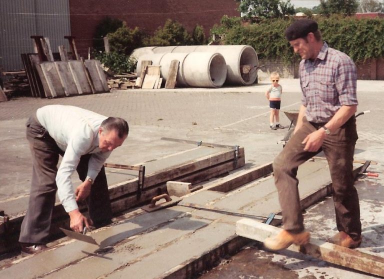 FOTO 10 kamp en h ten thije aan het werk