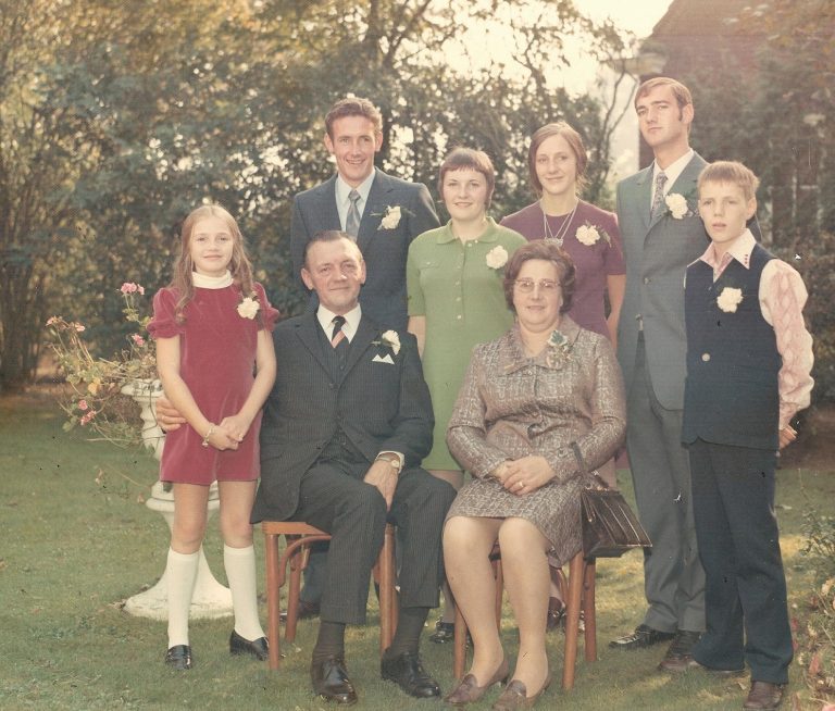 FOTO 9 gezin kamp 11-10-70 zilveren bruiloft