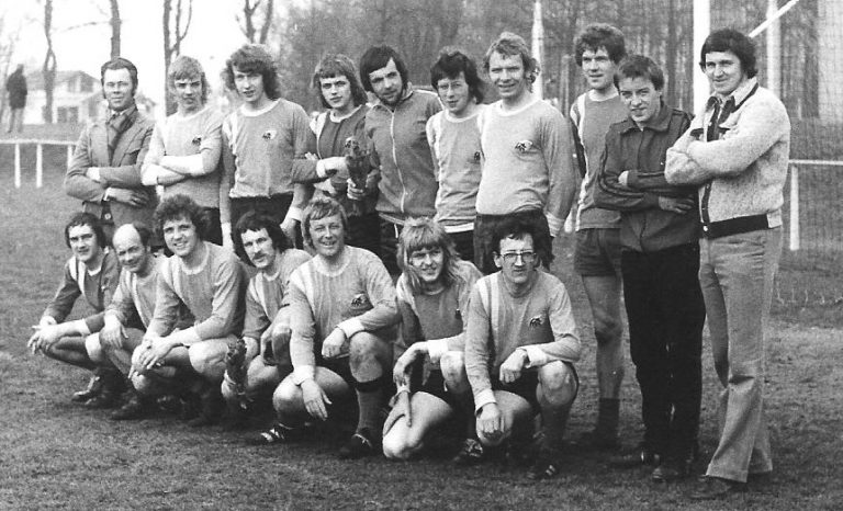 FOTO 7 wvv 4 kampioen 1976 met oa g kamp