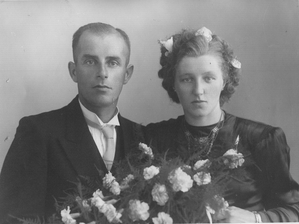 FOTO 11 oom jan tante anna trouwen 22 aug 1944