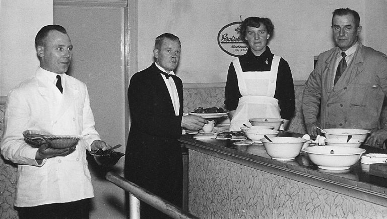 FOTO 6 oom jan met enkele personeelsleden