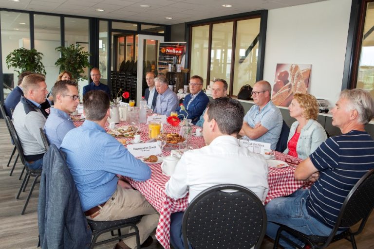 Henk Kamp met ondernemers aan tafel Custom