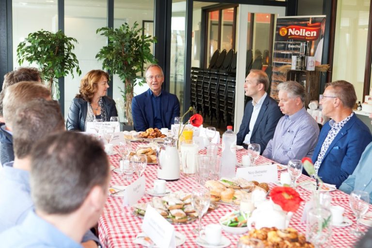 Henk Kamp aan tafel bij Nollen Custom