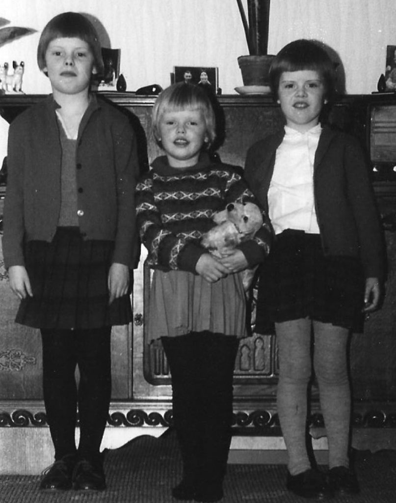 FOTO 6 zusjes ca 1964