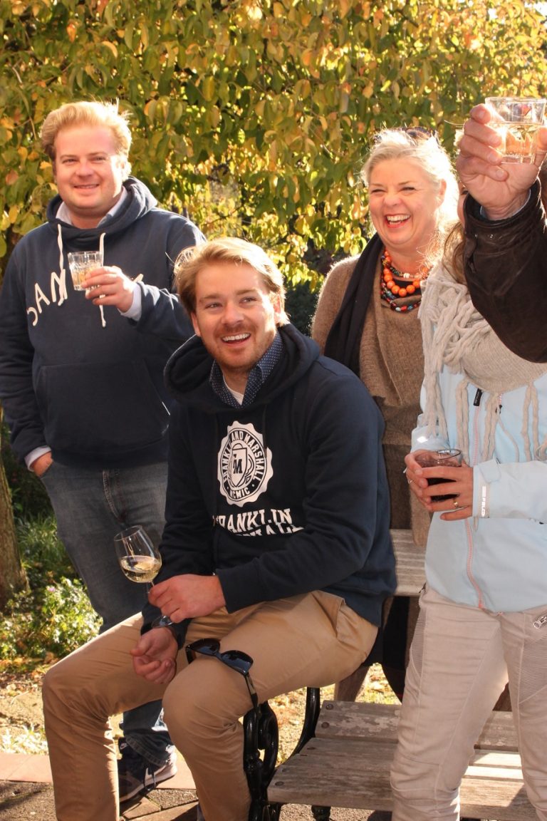 FOTO 8 vrouw en zonen