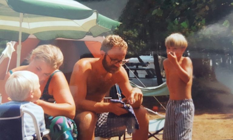 FOTO 6 kamperend gezin