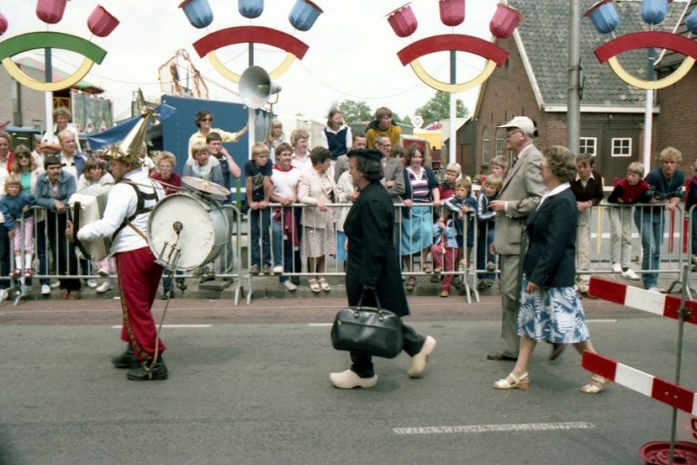 FOTO 9 1982-Nico met de burgemeester en koperen ko