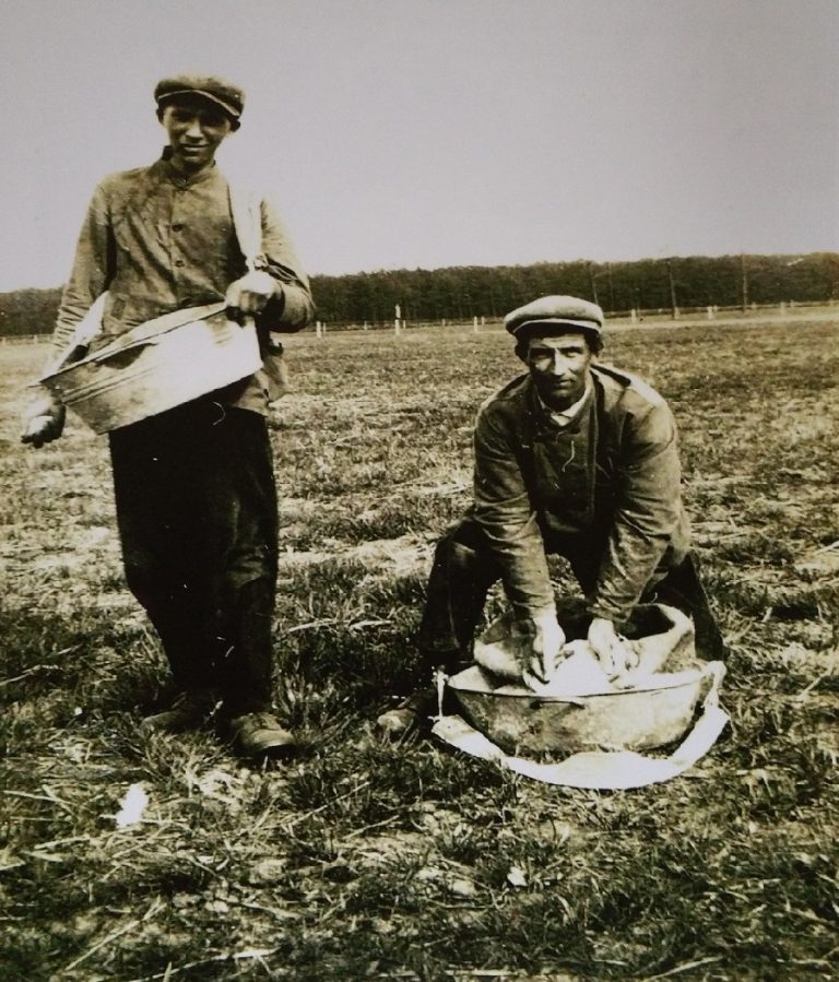 FOTO 10 gerhard geelen rechts en gerard nijhuis kunstmestzaaiend