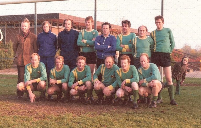 plm 1975 elftal veteranen met oa joh escher frans bets. nobby hennie epping