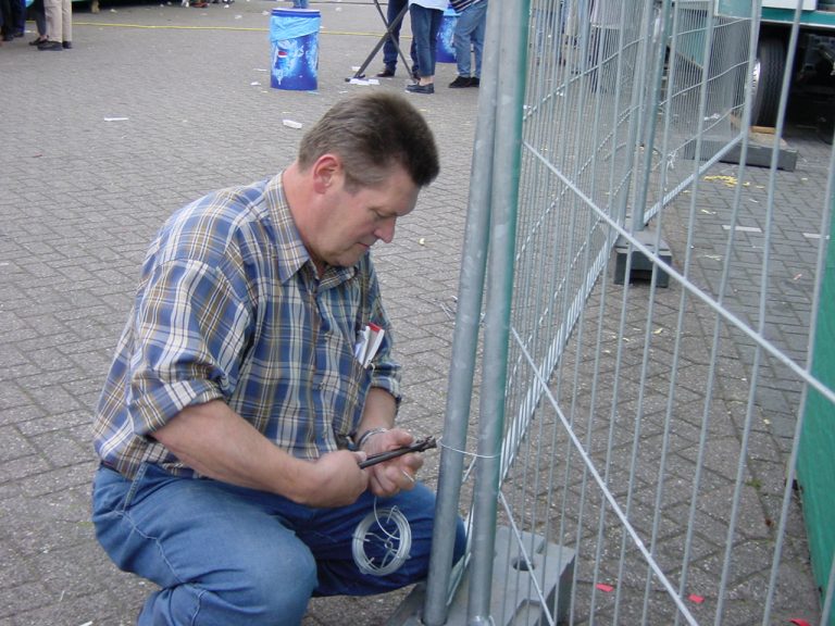 FOTO 3 2001. Zijn hekken wel gezekerd