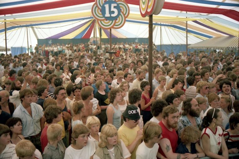 1982 Zomerfeesten 181 VOLLE TENT
