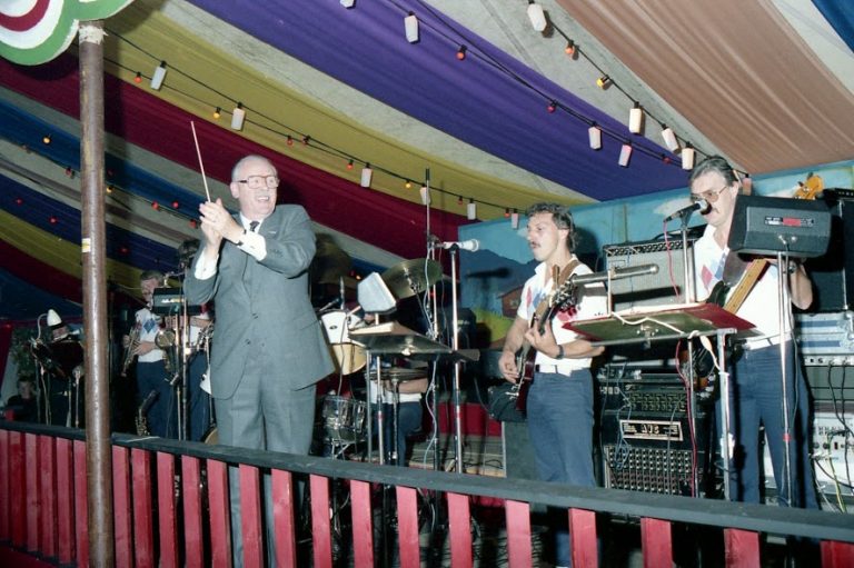 1982 Buijvoets opent met dirigeren van Silvio