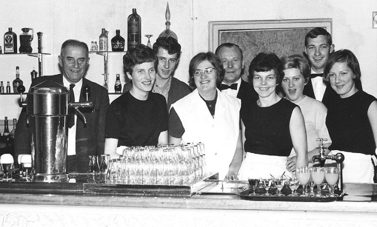 FOTO 7 jan assink sr met personeel in 900