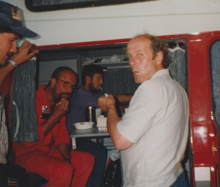 theo in de camper in wales met oa bennie meijer en leo van rooiij 1990