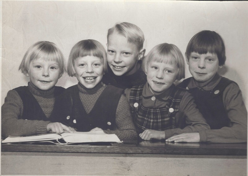 vijf schoolkinderen