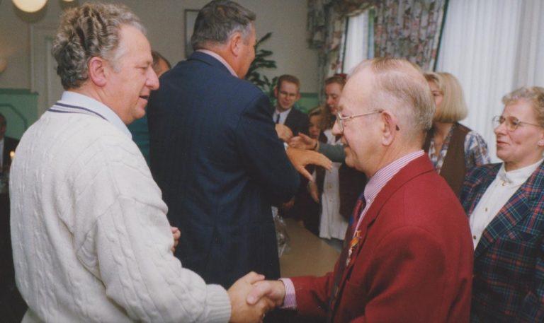 thumbnail bernard velthuis feliciteert Ab Truus