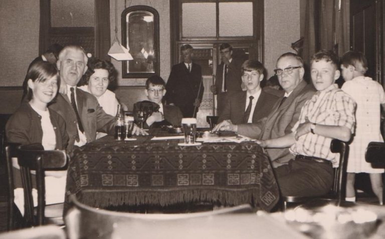 1967 stamtafel oude café assink met oa jan brummelhuis en frans annie assink