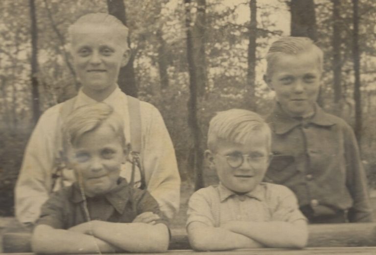 4 broers op de lagere school boven herman en gerhard onder henk en arnold