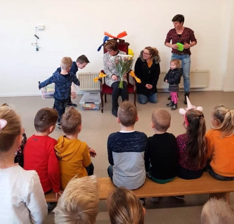 3 Agnes krijgt de kados overhandigd door de kinderen Custom