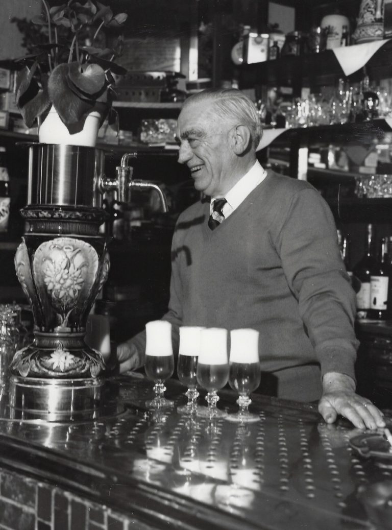 Töns Reijrink achter de theke
