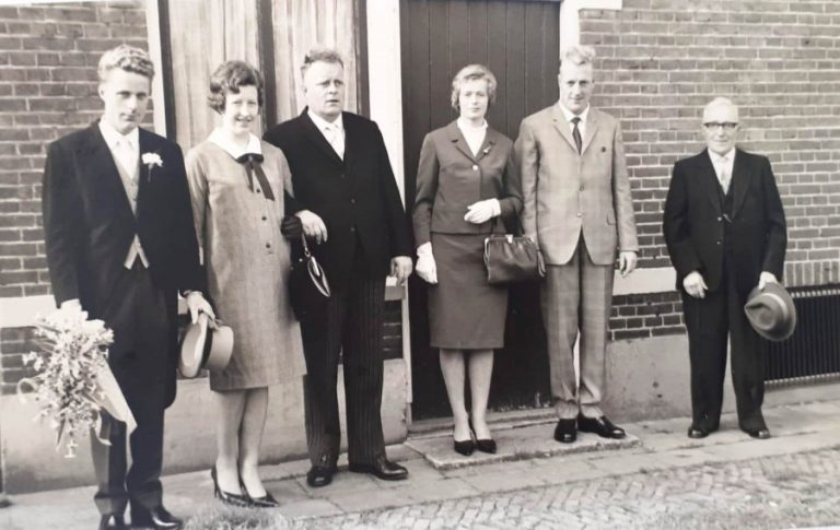 henk trouwt vlnr henk betsy tonny annie gerhard opa Custom