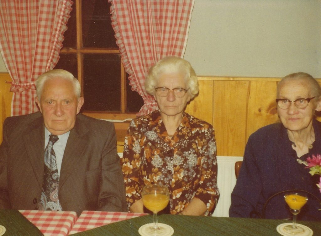1975 foto in de bar van Halfweg ouders Annie Hanna Brinkman