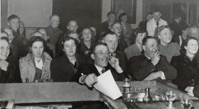 publiek bij assink met oa arnold roorda en vrouw