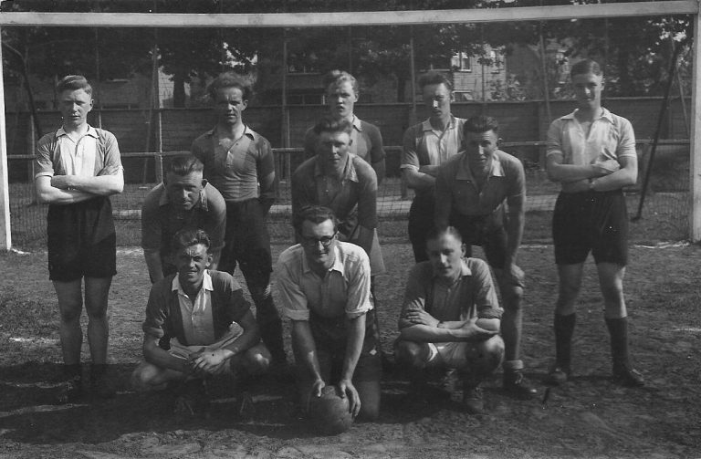 elftal met oa oom theo en h schreijer