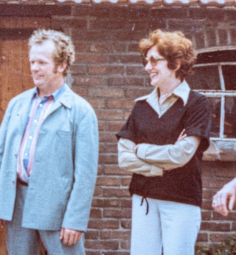 met broer bij ouderhuis
