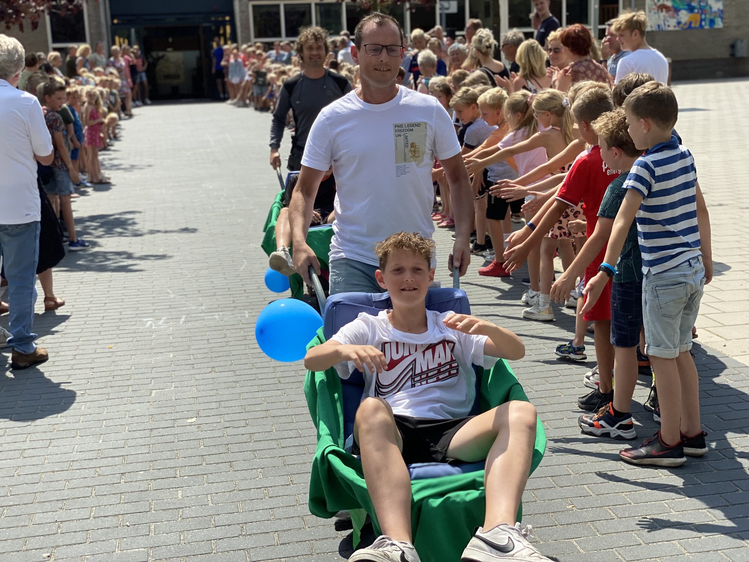 Groep 8 van de Petrusschool zwaait af - WegdamNieuws