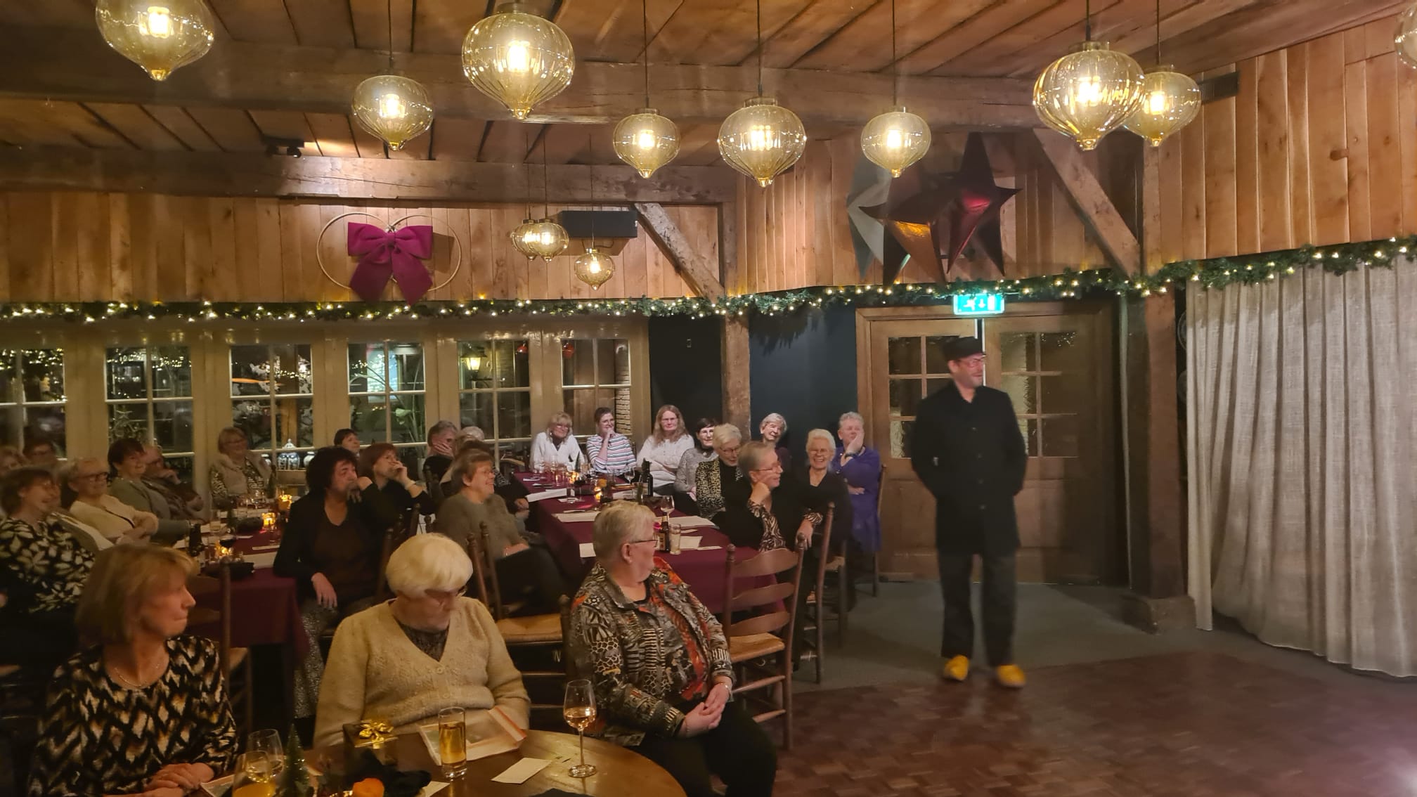 Vrouw Actief sluit jaar gezellig af met fraaie donatie aan het goede doel