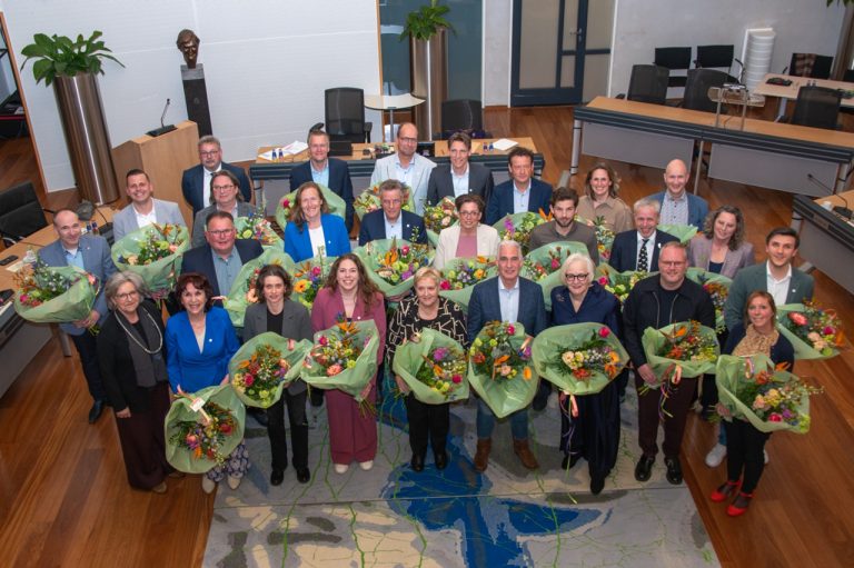 Installatie leden nieuwe gemeenteraad Hof van Twente waaronder Hengeveldenaren